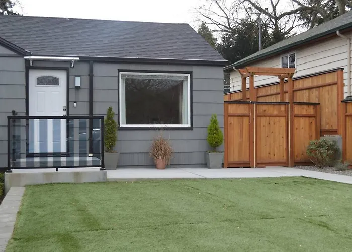 Cozy Crown Hill Carkeek Cottage W/3 Beds, Full Kitchen & Backyard In North Seattle