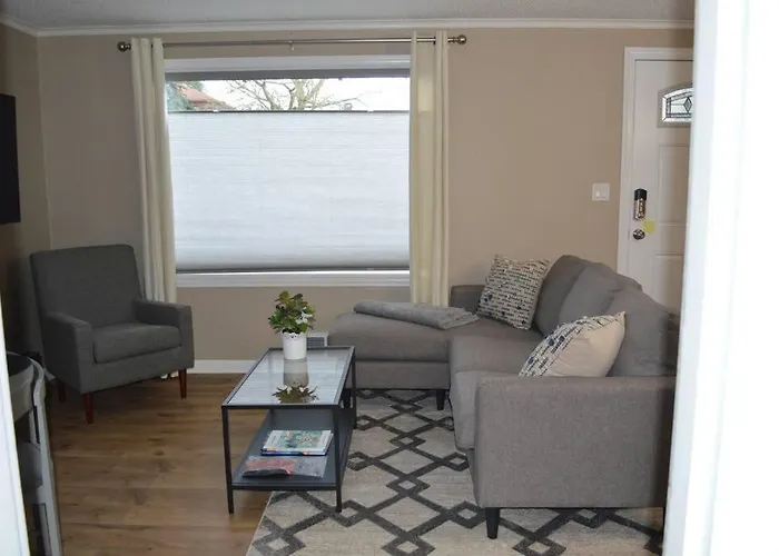 Cozy Crown Hill Carkeek Cottage W/3 Beds, Full Kitchen & Backyard In North Seattle
