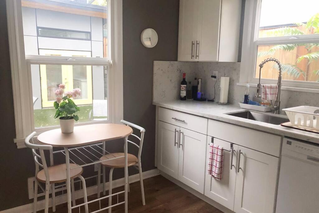 Cozy Crown Hill Carkeek W/3 Beds, Full Kitchen & Backyard In North Appartement