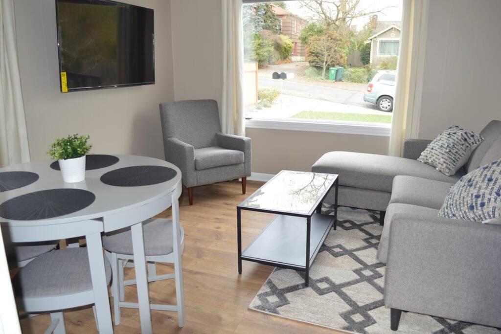 Cozy Crown Hill Carkeek W/3 Beds, Full Kitchen & Backyard In North Appartement Seattle