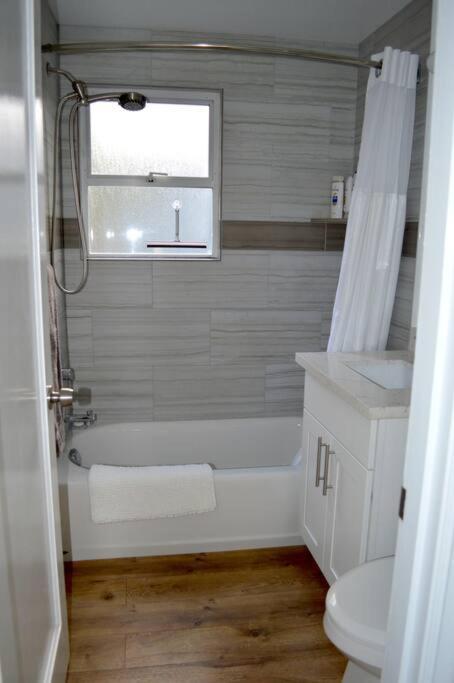 Cozy Crown Hill Carkeek W/3 Beds, Full Kitchen & Backyard In North Appartement *